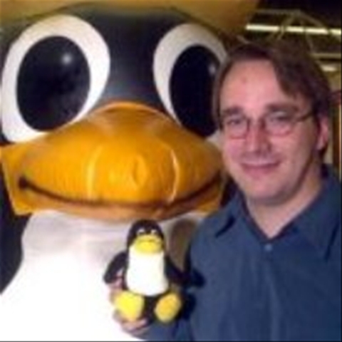 Linus Torvalds bersama boneka pinguin yg menjadi Icon LINUX